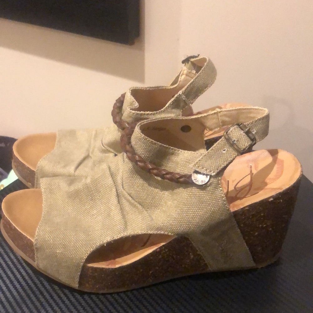 NEW!! Blowfish heeled sandals. - Picture 2 of 5